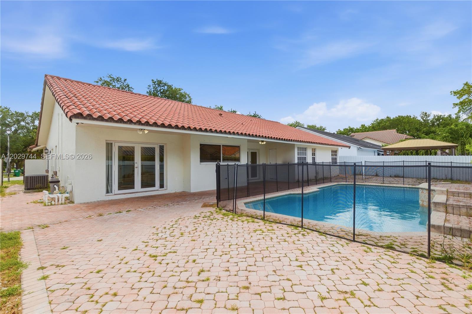ROYAL LAKES - Residential