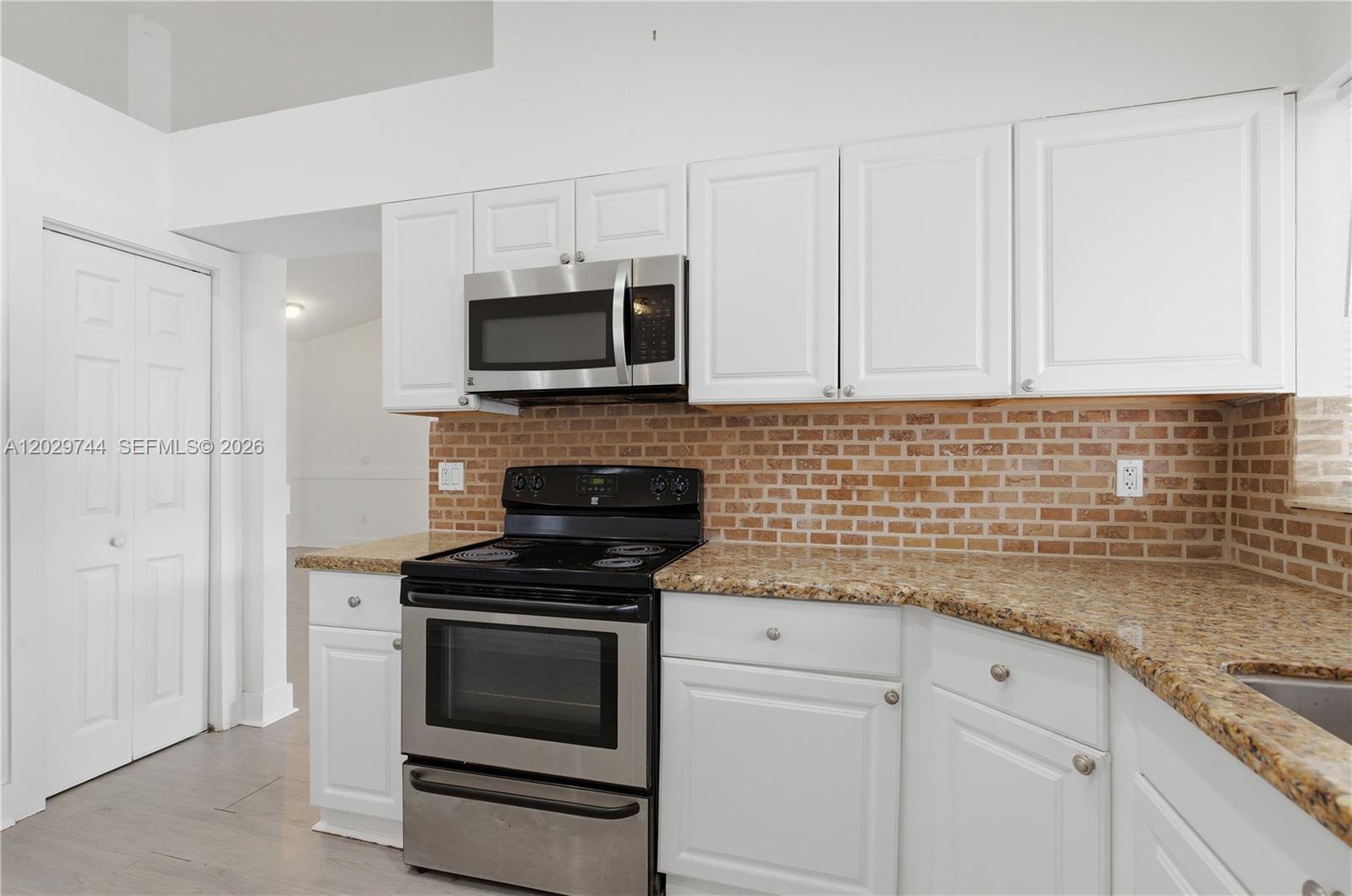 ROYAL LAKES - Residential