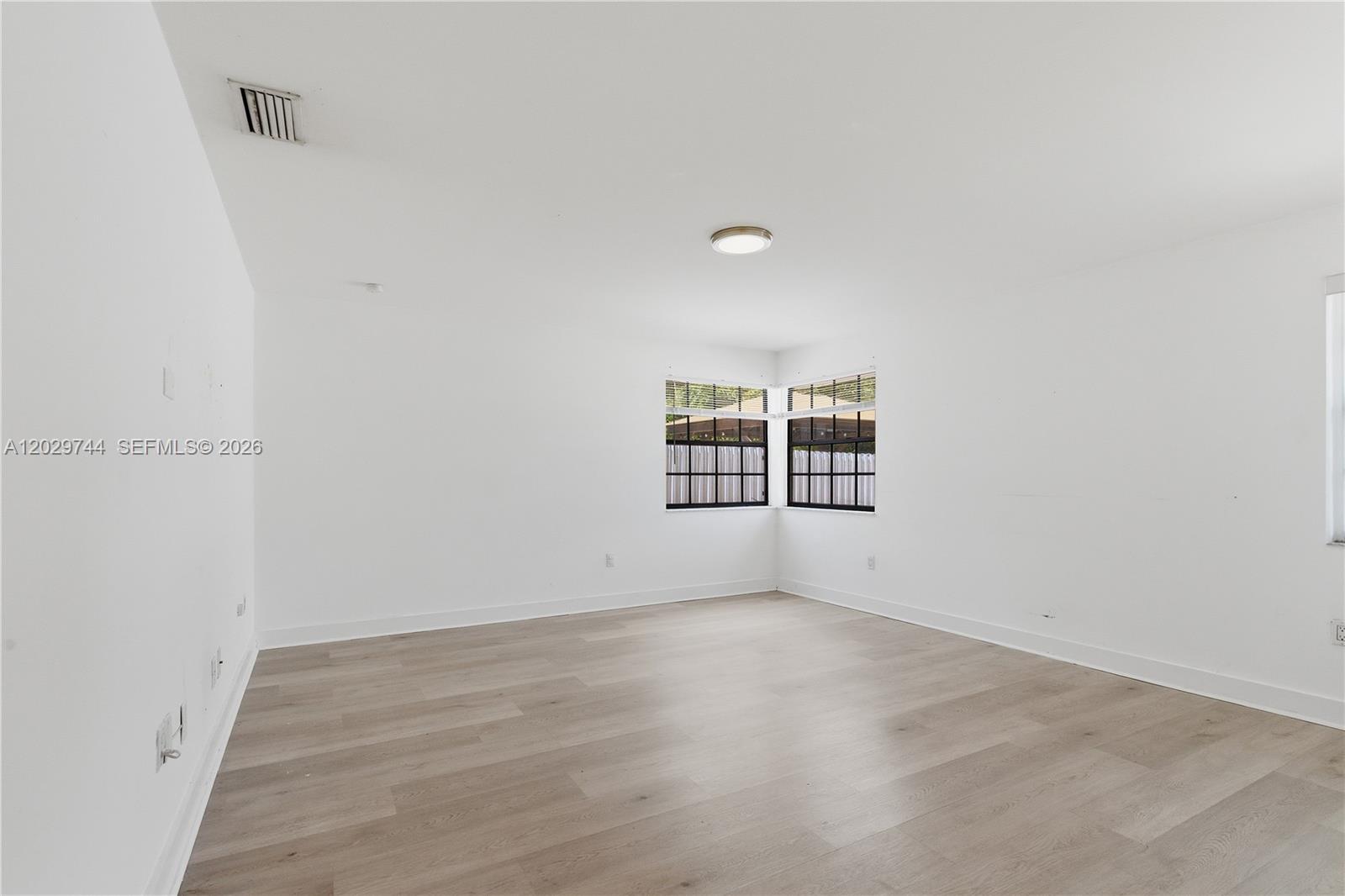 ROYAL LAKES - Residential