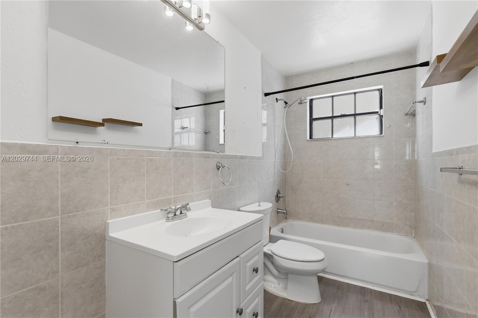 ROYAL LAKES - Residential