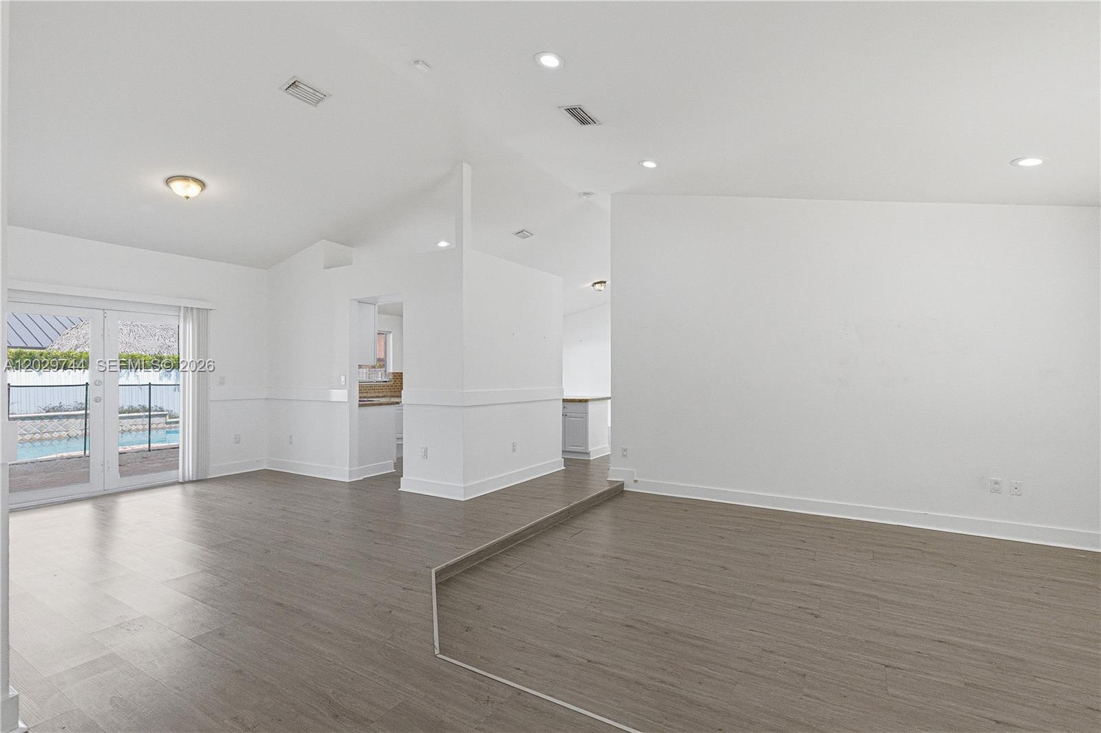 ROYAL LAKES - Residential