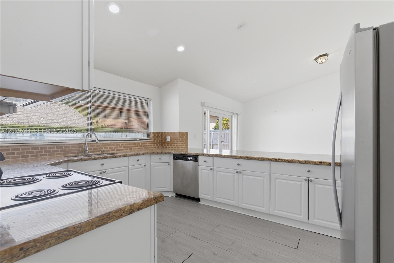 ROYAL LAKES - Residential