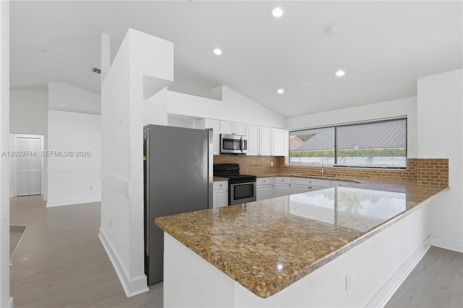 ROYAL LAKES - Residential