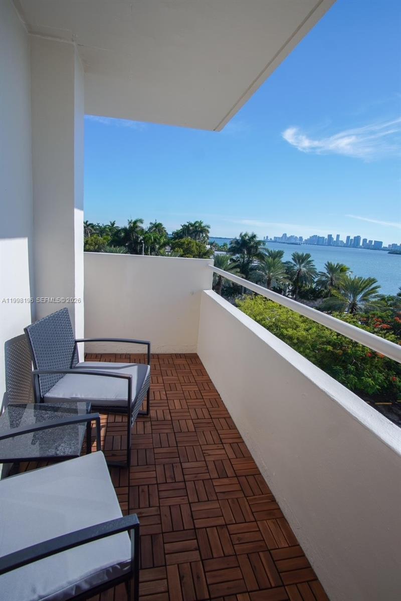 BAYSHORE YACHT & TENNIS C - Residential