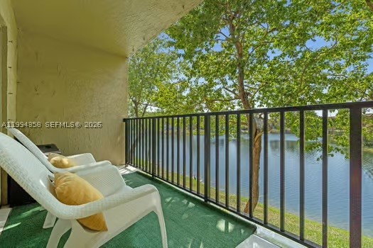 Beautiful and spacious apartment featuring generously sized bedrooms and an expansive living area filled with natural light. Enjoy breathtaking views from both the balcony and the master bedroom overlooking a serene lake. The unit offers a separate kitchen with excellent brightness and functionality, perfect for everyday living. A well-maintained property that combines comfort, space, and a peaceful atmosphere in a desirable location.