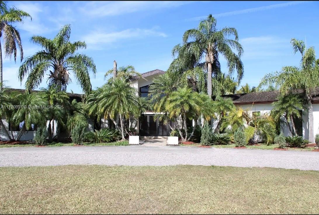 Unique and Exclusive property on an acre lot ,6 bedrooms 4 !/2 Bath. Over 6 000 sqf 
Large spaces, a fireplace, high ceilings, and a spacious kitchen opening to Pergolas allowing you to live in this tropical Paradise, enjoy the country life where Mother Nature offer a variety of fruit trees as, Guavas, Mangos, Chirimoyas and others.
Infinity opportunities for entertainment or relax with the simplicity live that South Florida Got to offer.
Plenty of Espace for parking and room for a pool.  The vibrant flower gardens attract birds and butterflies .
An unique property that you could call home .