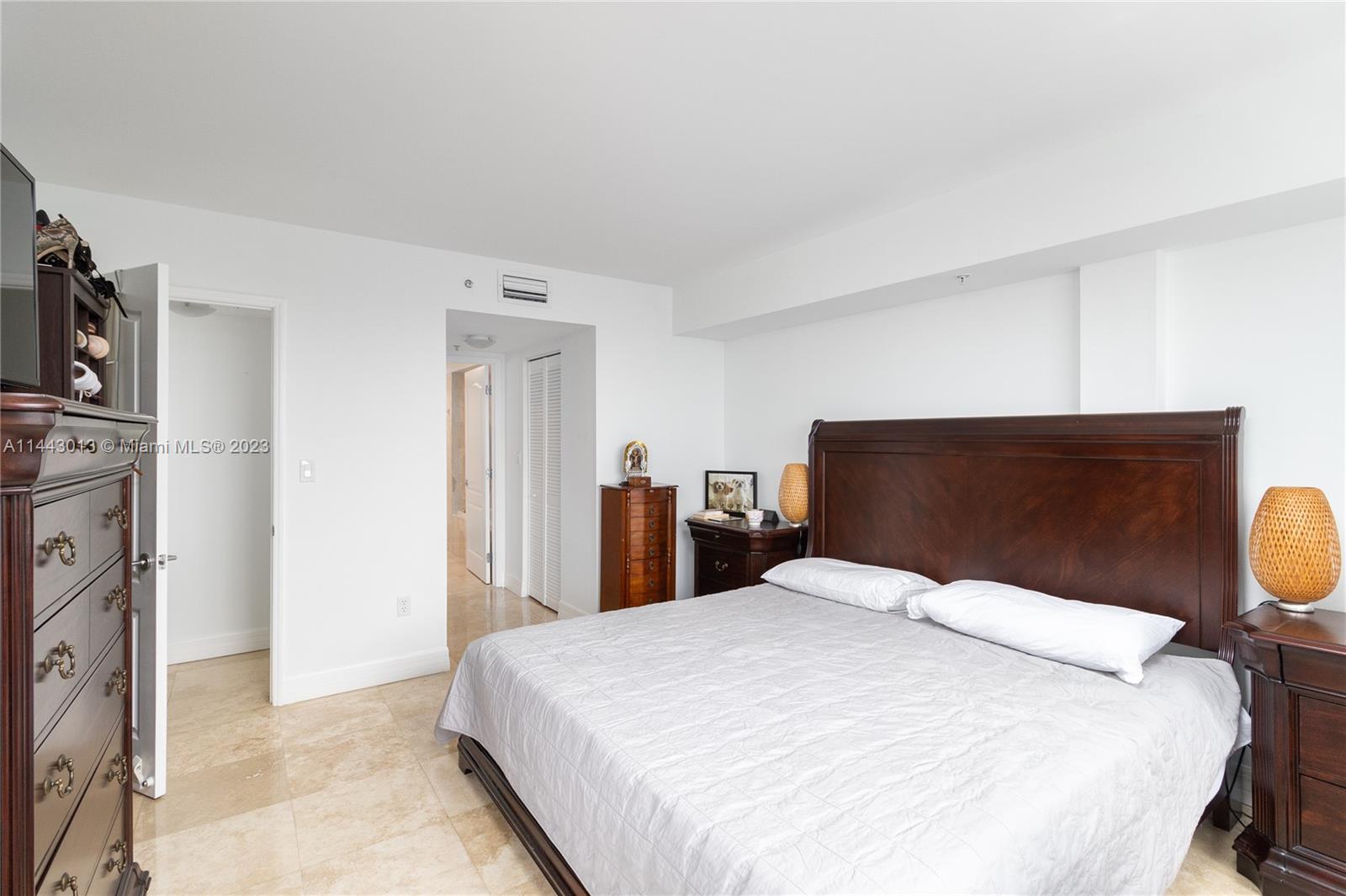 SUNSET HARBOUR SOUTH COND - Residential Lease