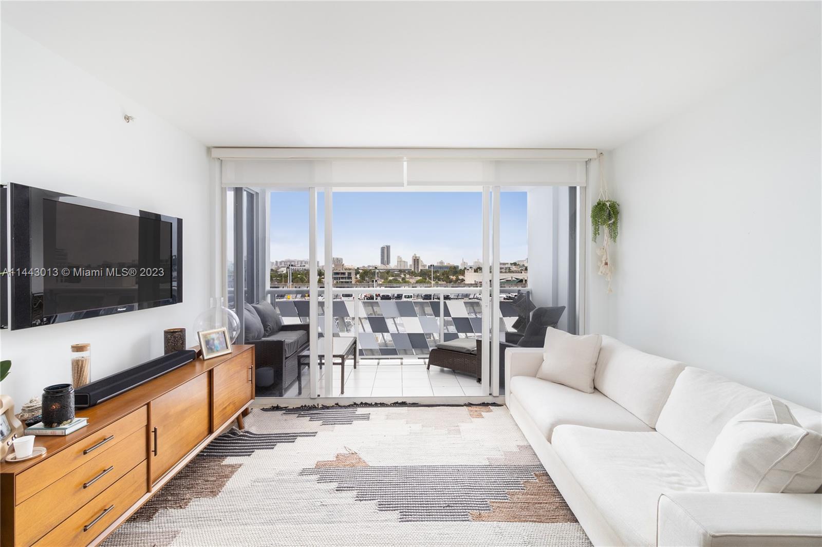 Bright unit in the beautiful upscale Sunset Harbour!! Prime location in South Beach, kitchen with granite counter top, all tile floors with new A/C unit and new washer and dryer machines. Walking distance to Fresh Market, Publix, Trader Joe's and all boutiques and restaurants nearby. Building is located next to a park with beautiful sunset views and a stunning marina with the perfect lights at night. Building has a modern gym, valet parking, party room, pool, jacuzzi.