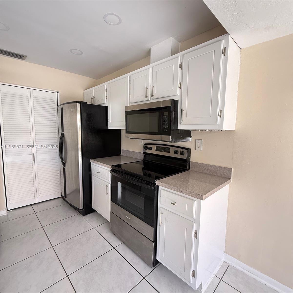 DEVON-AIRE VILLAS SEC 3 - Residential Lease