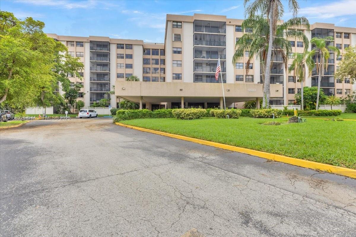 Stunning 2-Bed, 2-Bath Condo with a Beautiful Large Balcony in a Peaceful Gated Community
Welcome to this spacious 1,080 sqft. condo, offering the perfect combination of modern living and serenity. Featuring two generous bedrooms and two full bathrooms, this home is designed for comfort and relaxation. The highlight of the property is the beautiful large balcony, providing a perfect space for enjoying morning coffee or evening sunsets in complete privacy.
Located in a desirable, gated community, this condo offers peace and quiet while still being conveniently close to shopping, dining, and outdoor activities.