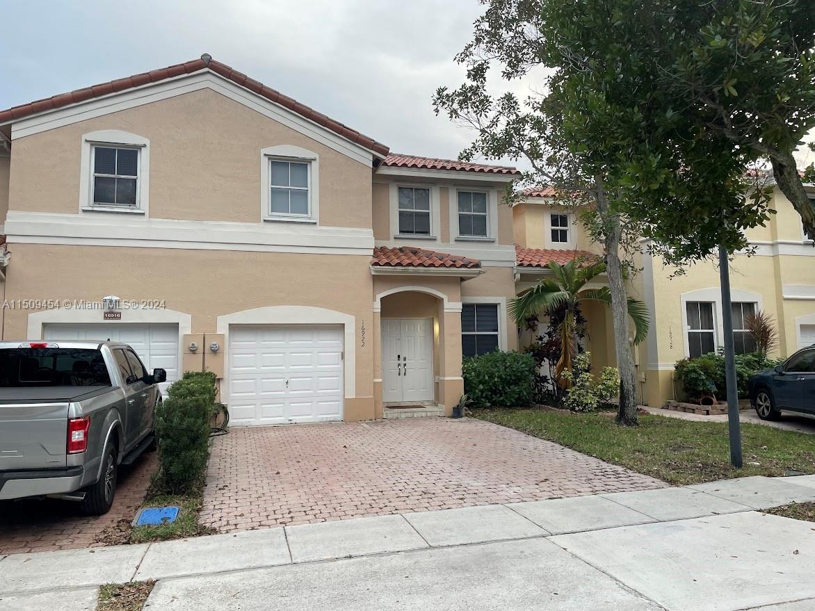 BEAUTIFULLY REMODELED TOWNHOUSE IN NAUTICA WITH 3 BEDROOMS AND 2.5 BATHS WAITING FOR A FAMILY TO CALL IT A HOME. PAVED PATIO PERFECT FOR ENTERTAINMENT. ONE CAR GARAGE AND SPACE FOR 3 CARS.
AC UNIT AND MOST APPLIANCES REPLACED ON 2023.
