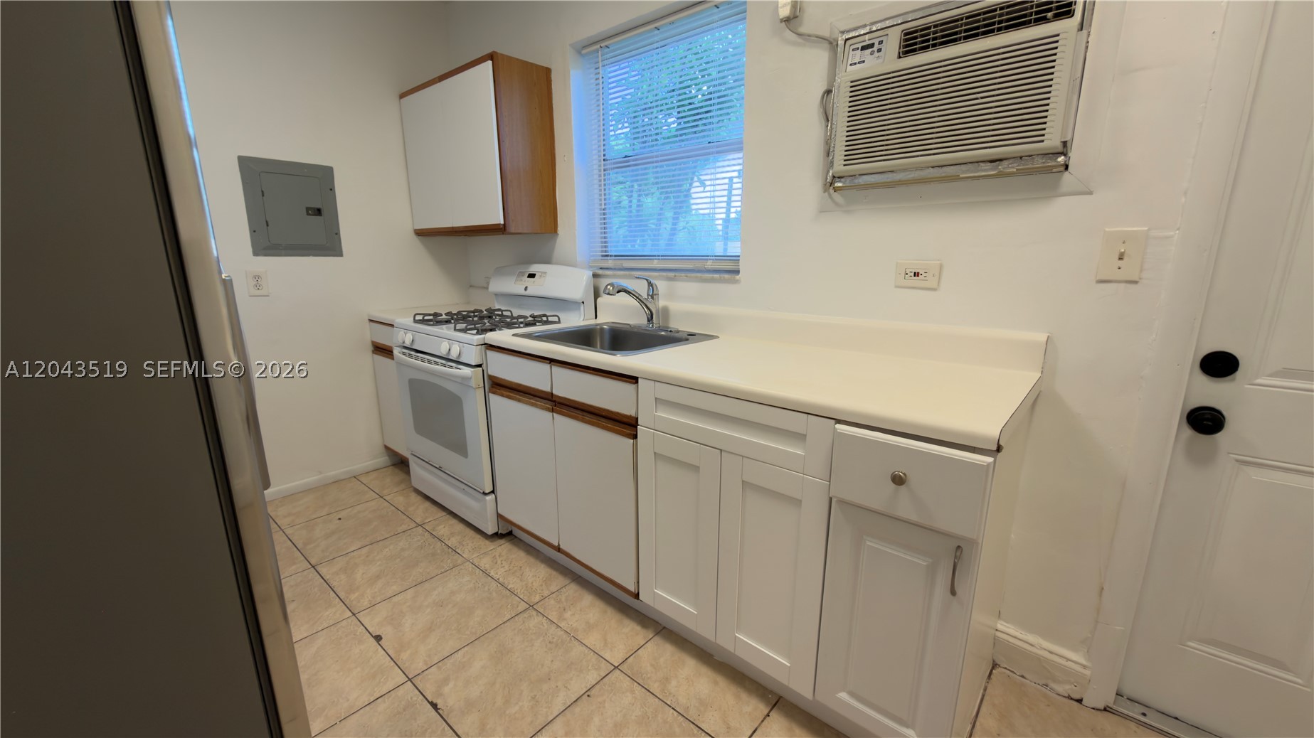 BISCAYNE BCH SUB - Residential Lease