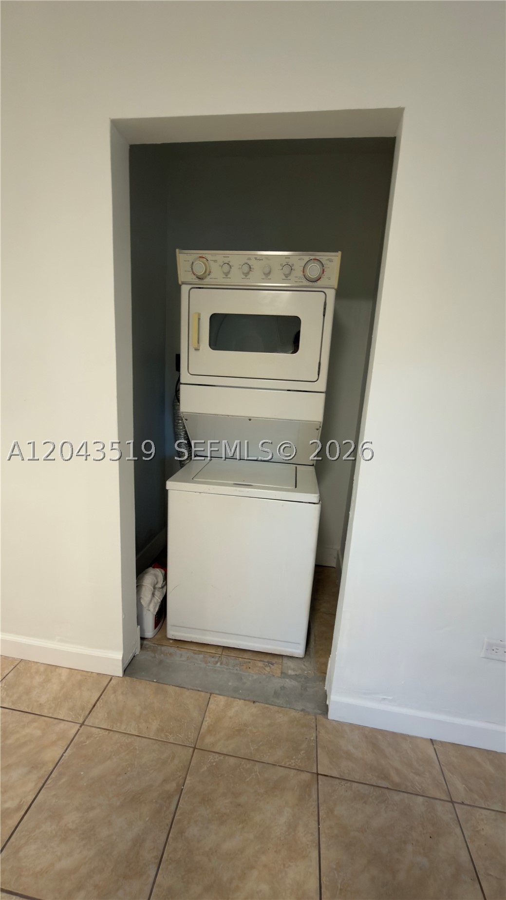 BISCAYNE BCH SUB - Residential Lease