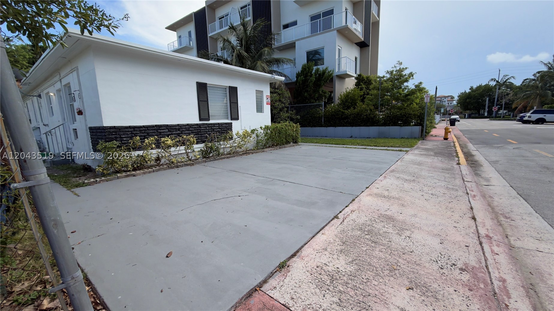 BISCAYNE BCH SUB - Residential Lease