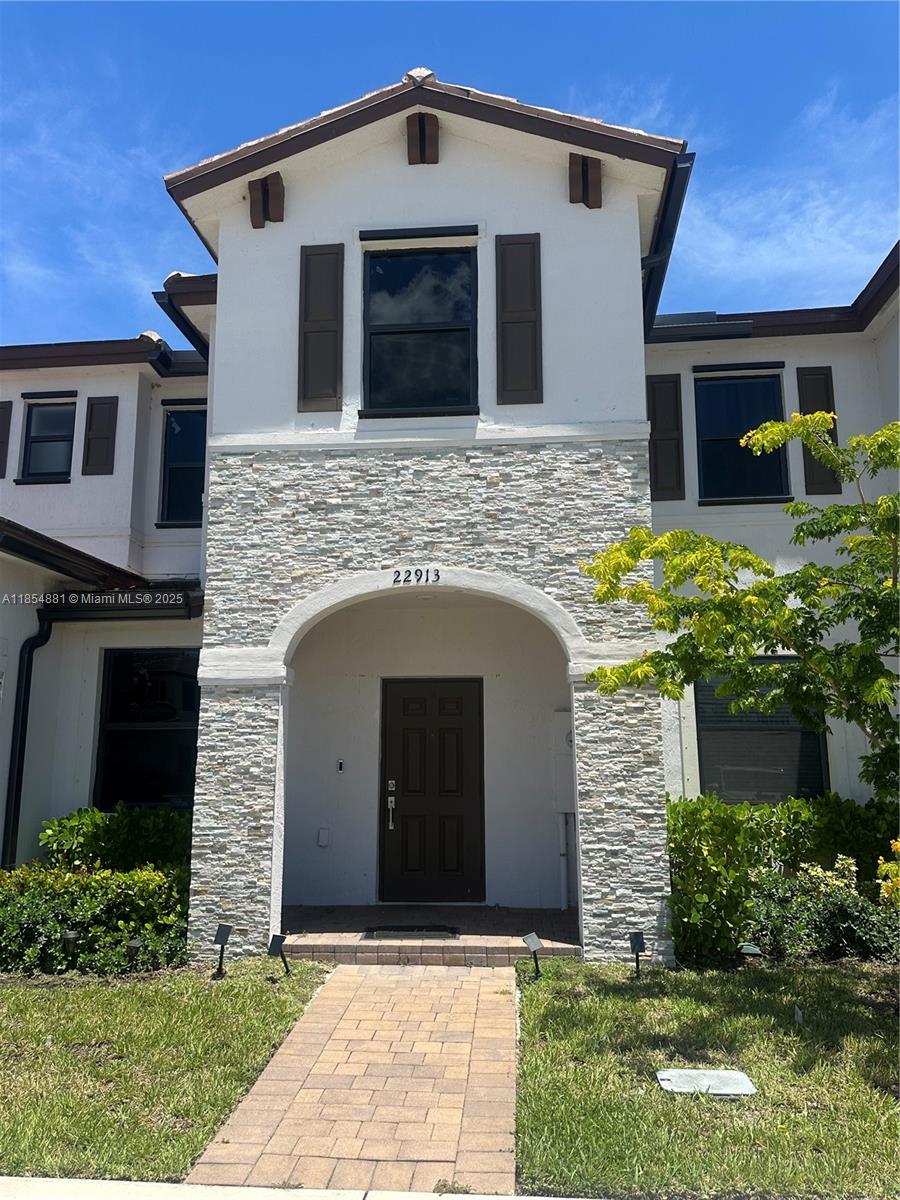 Welcome to this beautiful 3-bedroom, 2.5-bath home offering comfort, style, and convenience. Featuring 2 assigned parking spaces, this property is perfect for those seeking a modern lifestyle in a vibrant community. Enjoy access to fantastic amenities including a clubhouse, pool, fully equipped gym, and a playground for the little ones. Don’t miss the opportunity to make this your next home!