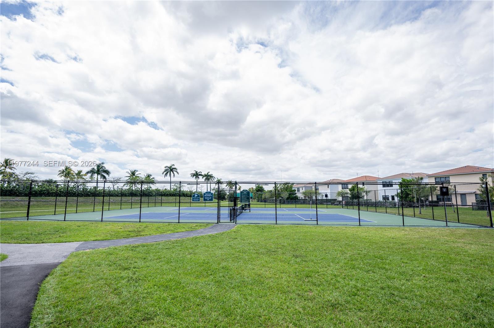 CHAMPION LAKES - Residential
