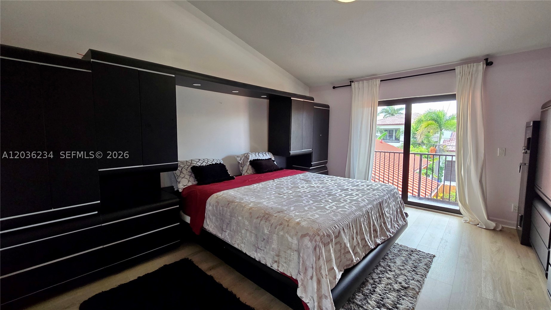 HOLLYWOOD LAKES SECTION - Residential