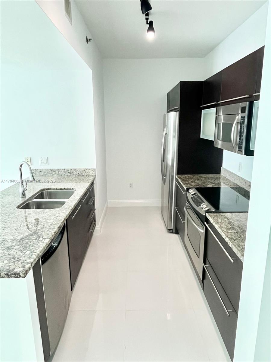 THE PLAZA 851 BRICKELL CO - Residential Lease