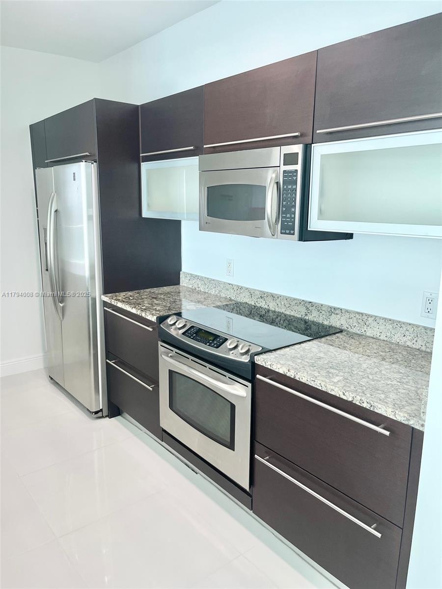 THE PLAZA 851 BRICKELL CO - Residential Lease