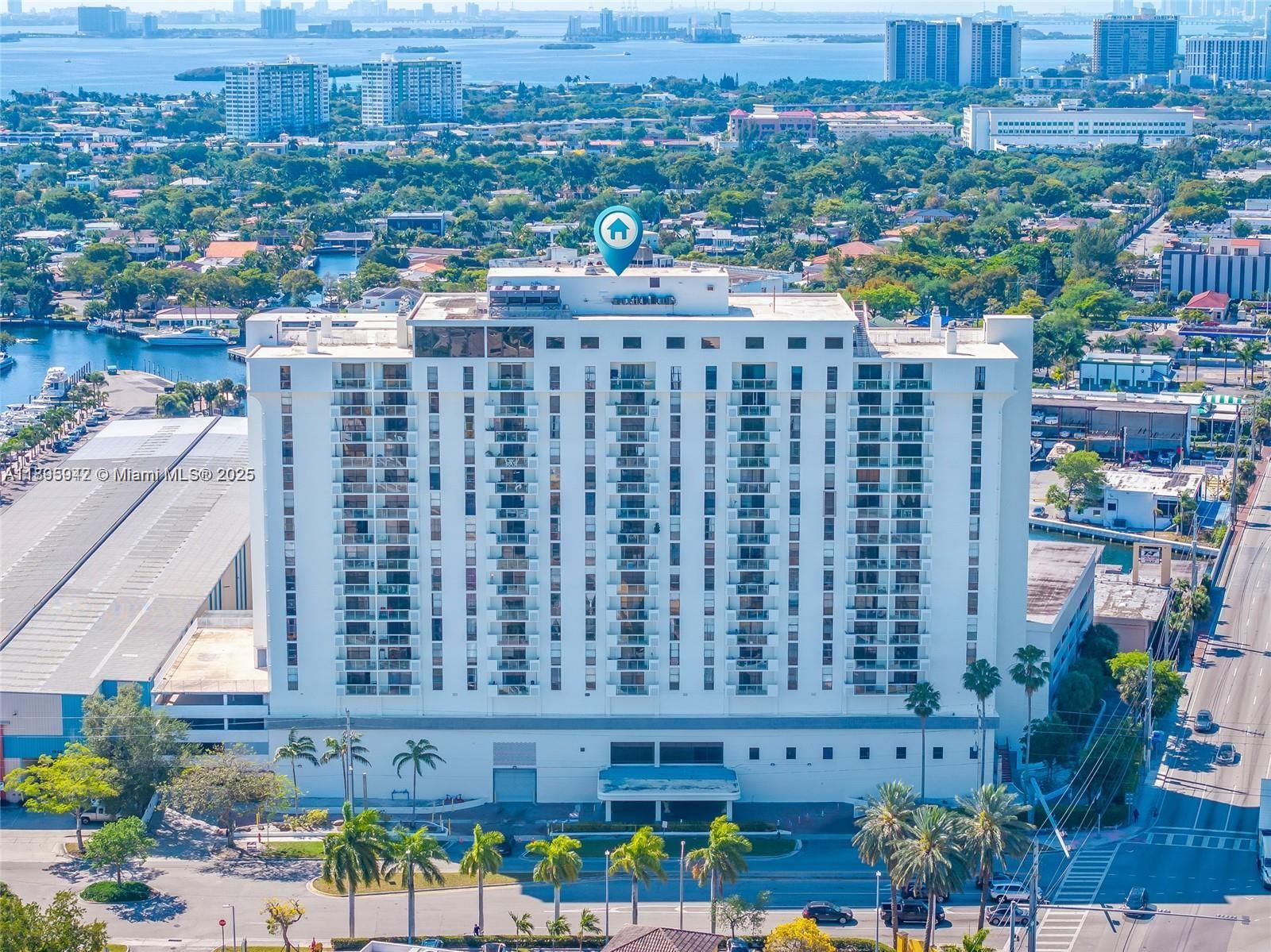 1/1Beautiful apartment with great views, close to many amenities, fully furnished in a secure building. Close to many amenities, restaurants , transportation and shopping.