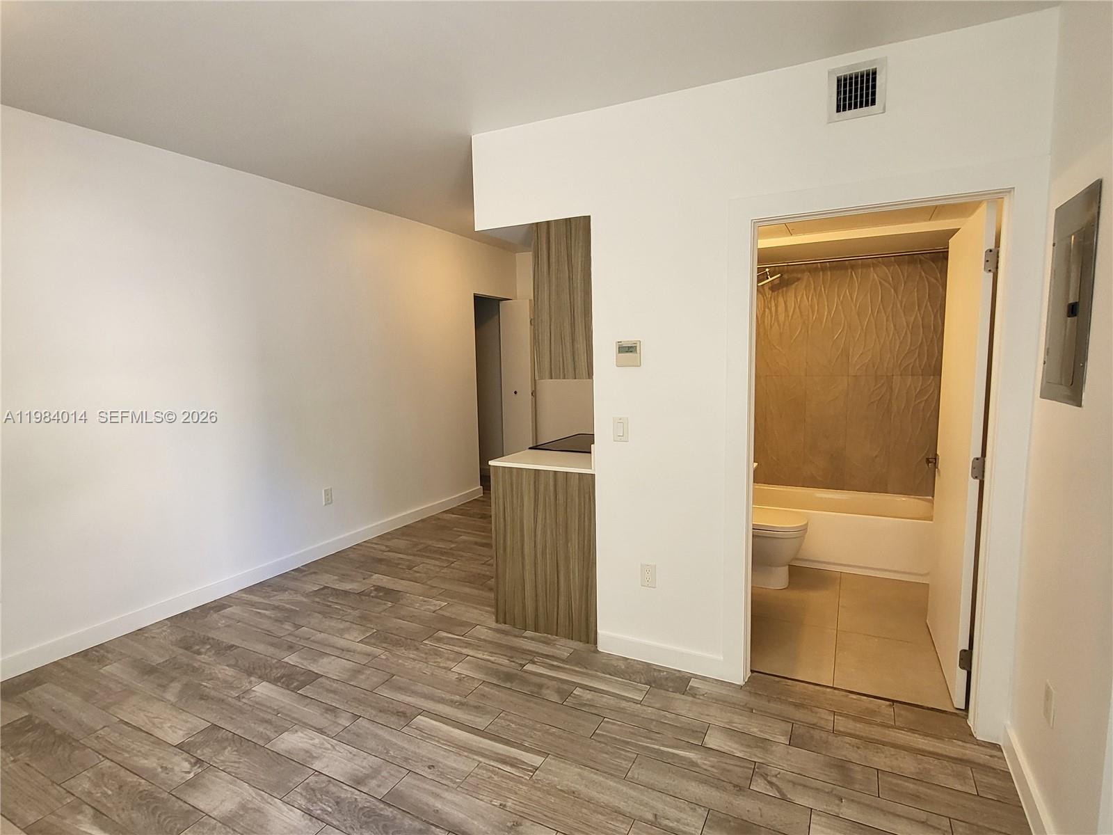 551/557 MICHIGAN CONDO - Residential Lease