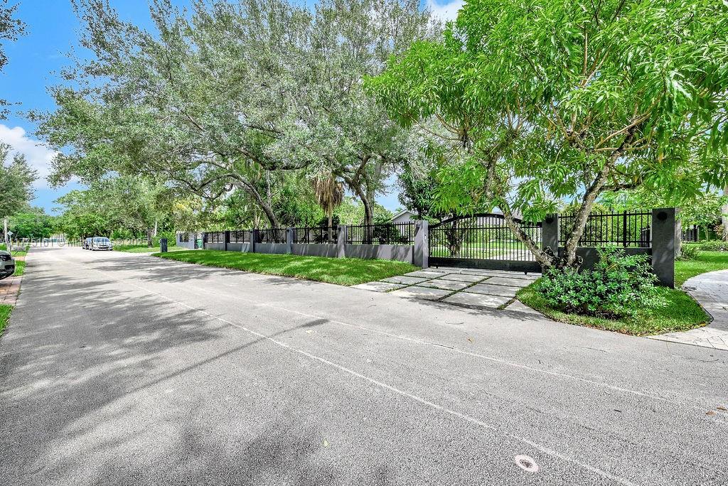 MONTGOMERY GROVES ESTATES - Residential