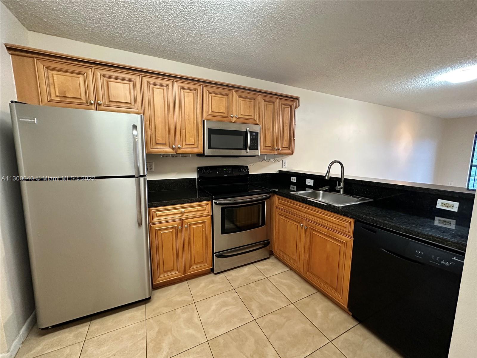 Amazing 2/2 Lake Views condo in Villas de Venezia!!  Granite & wood cabinets in kitchen. Tile throughout.
Washer/Dryer in unit. Granite & wood vanities in both bathrooms.** CREDIT SCORE MIN 650 ** Non-smokers only. NO pet.