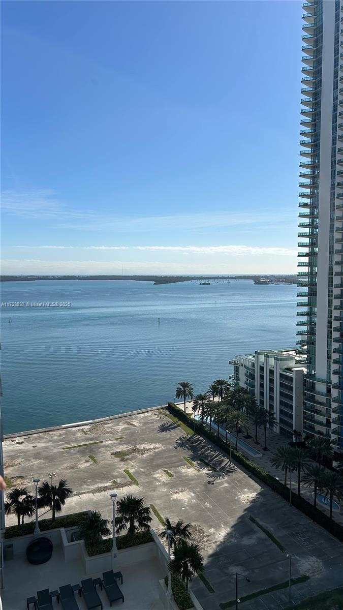1/1 BAY VIEW AT RENOWNED building "THE CLUB AT BRICKELL BAY" in the HEART OF BRICKELL. LOCATION LOCATION GREAT INCOME PRODUCING UNIT. AIRBNB APPROVED. NO SHORT TERM RENTAL RESTRICTIONS. CLOSING COSTS ASSISTANCE. 
Potential AIRBNB INCOME of $120,000/year!!!! The building has many great amenities: two pools, jacuzzi, fully equipped gym, lounge room children playroom and valet parking. Located in Miami's financial district, indulge in convenience with shops, restaurants, and public transportation at your doorstep. Don't miss out on this incredible opportunity. HOA includes Internet, cable and water. PRIVATE LOAN AVAILABLE WITH MINIMUM 30% Down Payment plus closing costs.