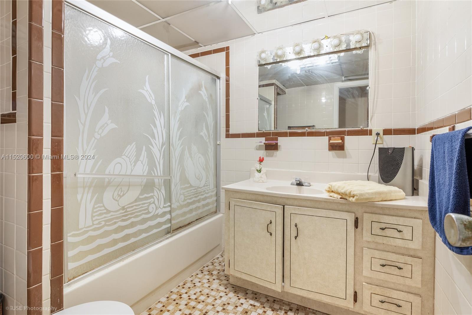 TROPICAL ESTS - Residential