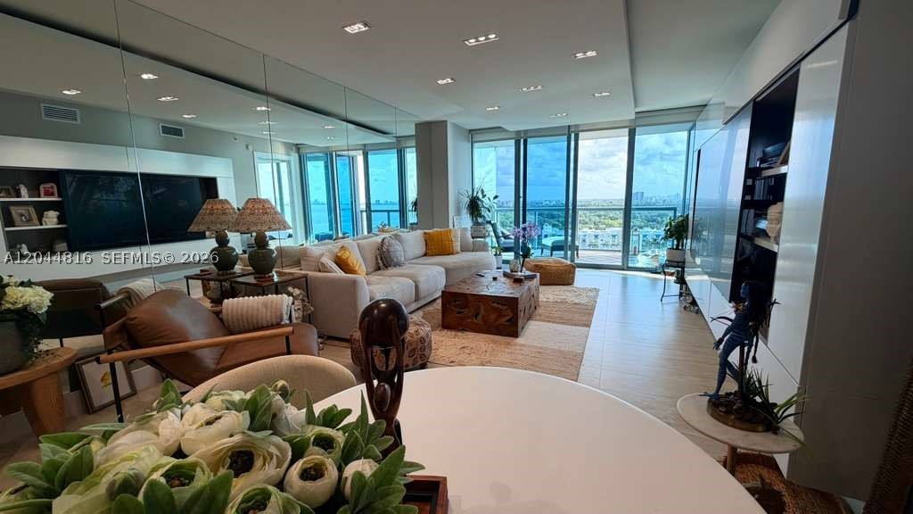 BLUE CONDO - Residential Lease