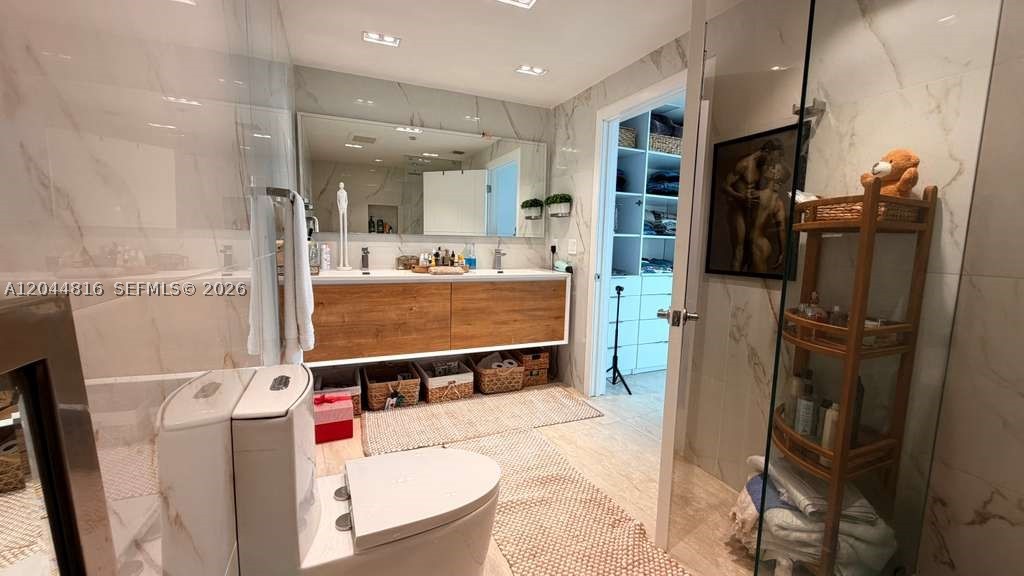 BLUE CONDO - Residential Lease