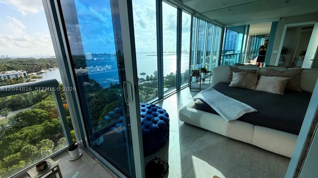 BLUE CONDO - Residential Lease