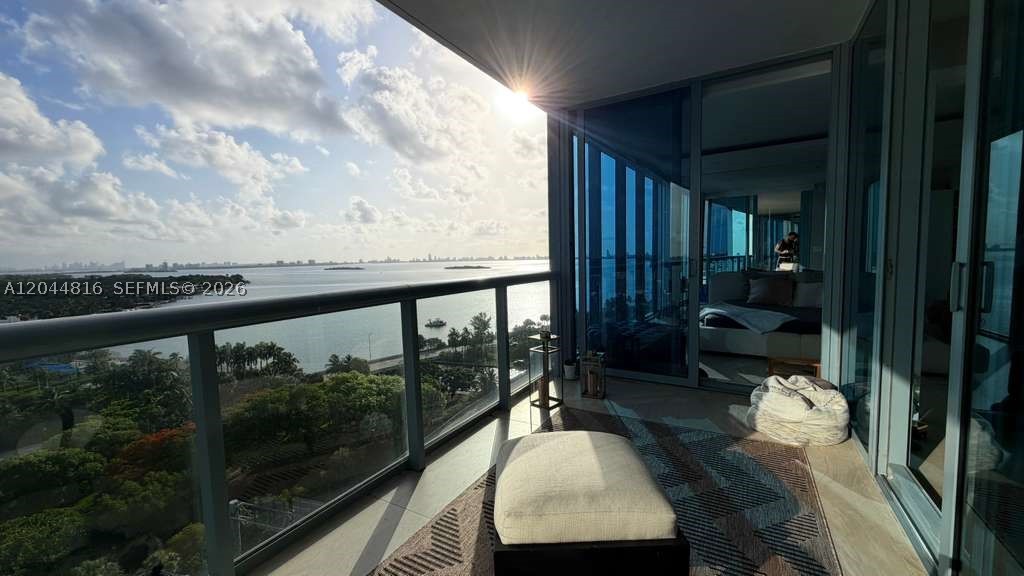 BLUE CONDO - Residential Lease