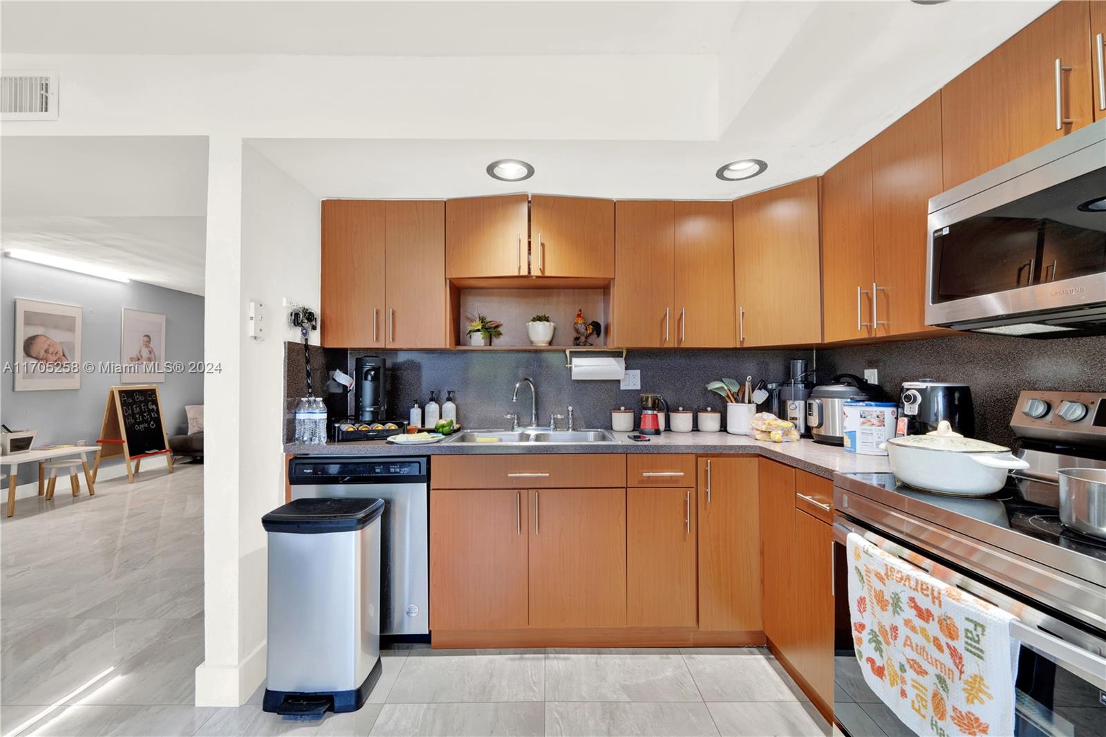 HORIZONS WEST CONDO #4 - Residential Lease