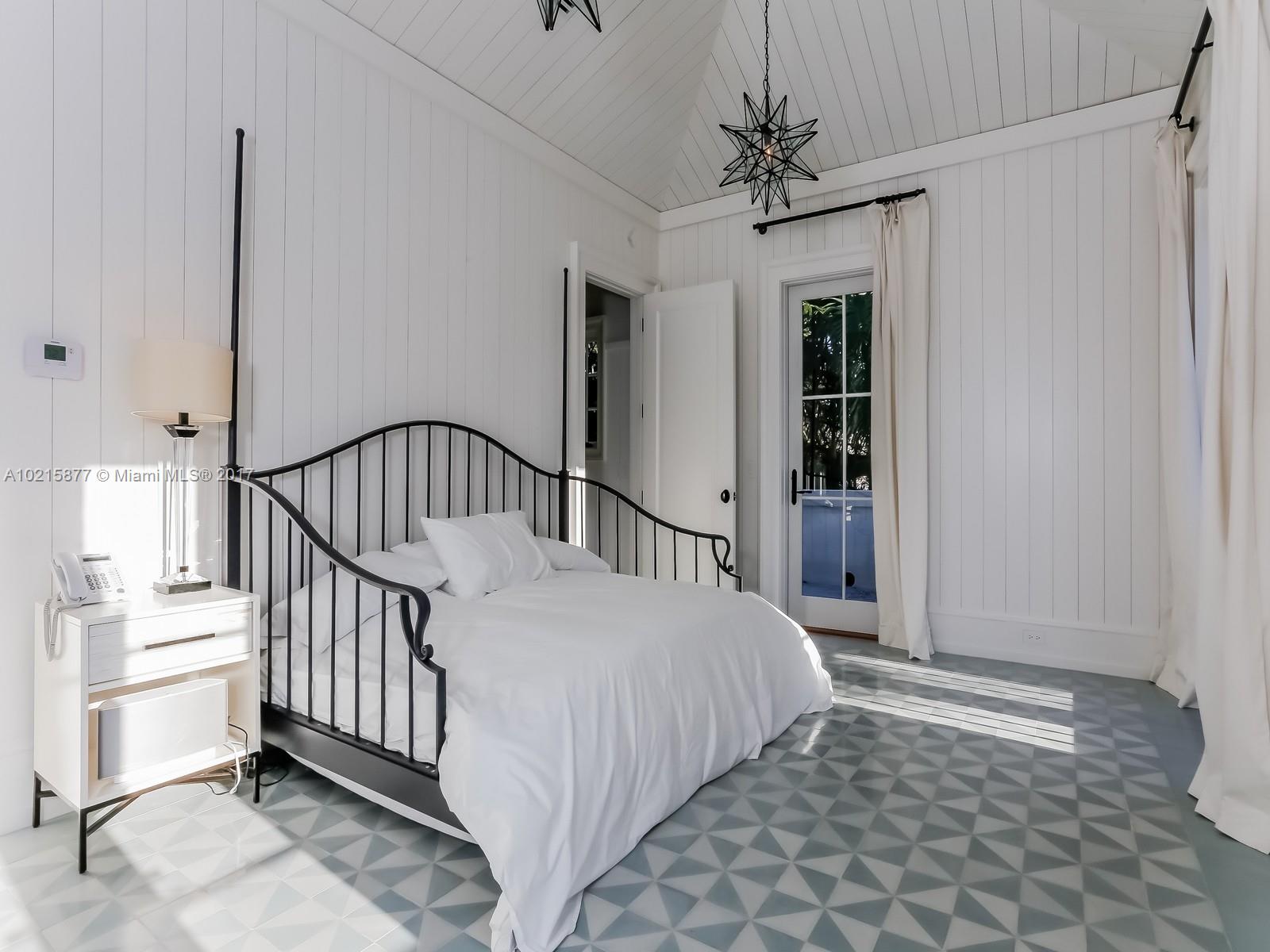 THE MOORINGS - Residential