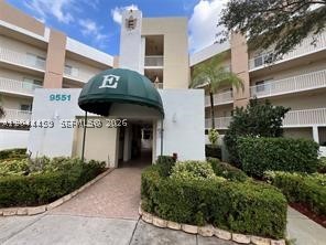 First Floor Water View 2/2 Unit with Spacious Front/Back Patio in King's Point – Located within desirable 55+ resort-style community. Situated in the Weldon section, residents enjoy exclusive access to their own clubhouse, pool, and tennis courts. The community’s main clubhouse featuring both indoor & outdoor pools,  gym offering exercise classes, pickleball courts, & professional theater showcasing movies & live performances.