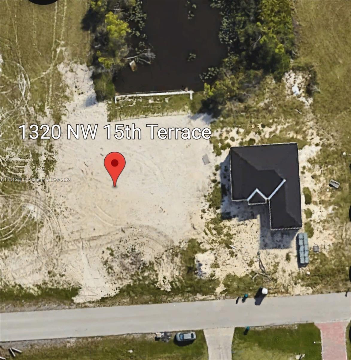 Discover an exceptional freshwater property located in the thriving northwest Cape Coral area, highlighted by its stunning view of Crab Canal and perfect southern exposure, the ideal place to build your dream home. Surrounded by new homes, this plot is in a prime location close to restaurants, shops, and schools, ensuring a vibrant and convenient lifestyle in this rapidly growing community.
