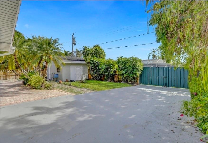 HOLLYWOOD HILLS - Residential