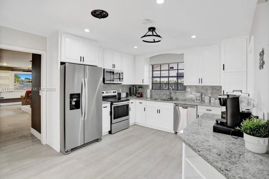 HOLLYWOOD HILLS - Residential