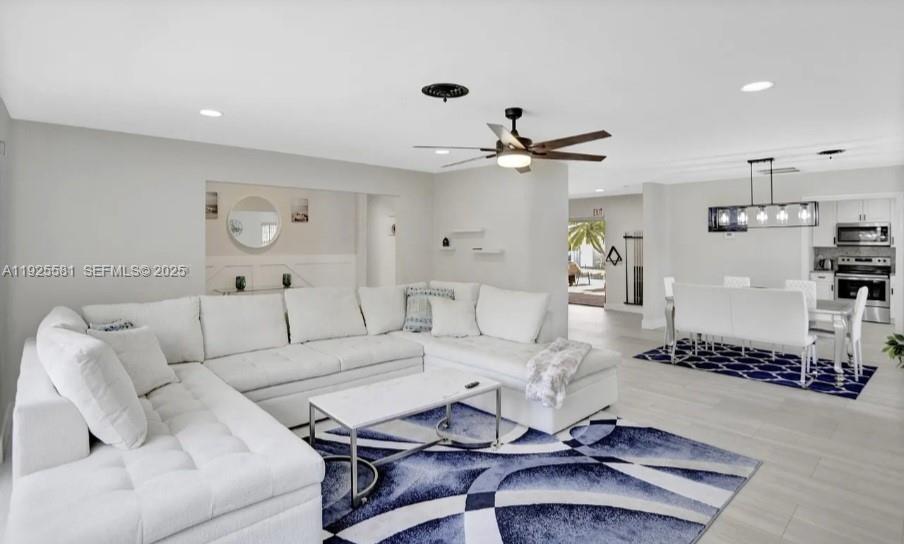 HOLLYWOOD HILLS - Residential