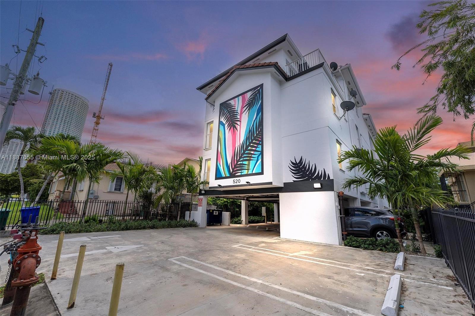 $1,995 = Modern artistic rental steps from Brickell.  This 1 Bed/1 Bath is six blocks from Brickell City Center. Great opportunity to rent in this fashionable elevator building with electric access. The unit features granite countertops, ceramic tile floors, central a/c, and washer and dryer. One assigned parking space under cover. Pets are welcome (some restrictions apply). Ready for immediate occupancy. Easy commute to downtown Miami and Wynwood. RENT IS DISCOUNTED TO $1,995 WITH FREE RENT CONCESSION APPLIED TO CONTRACT RATE AT $2,200. FREE RENT CONCESSION VALUE IS $2,400