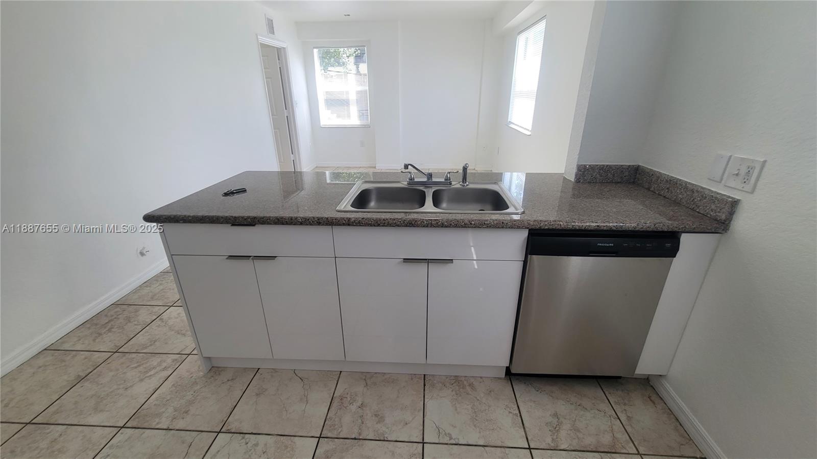 PARKVIEW APARTMENTS CONDO - Residential Lease