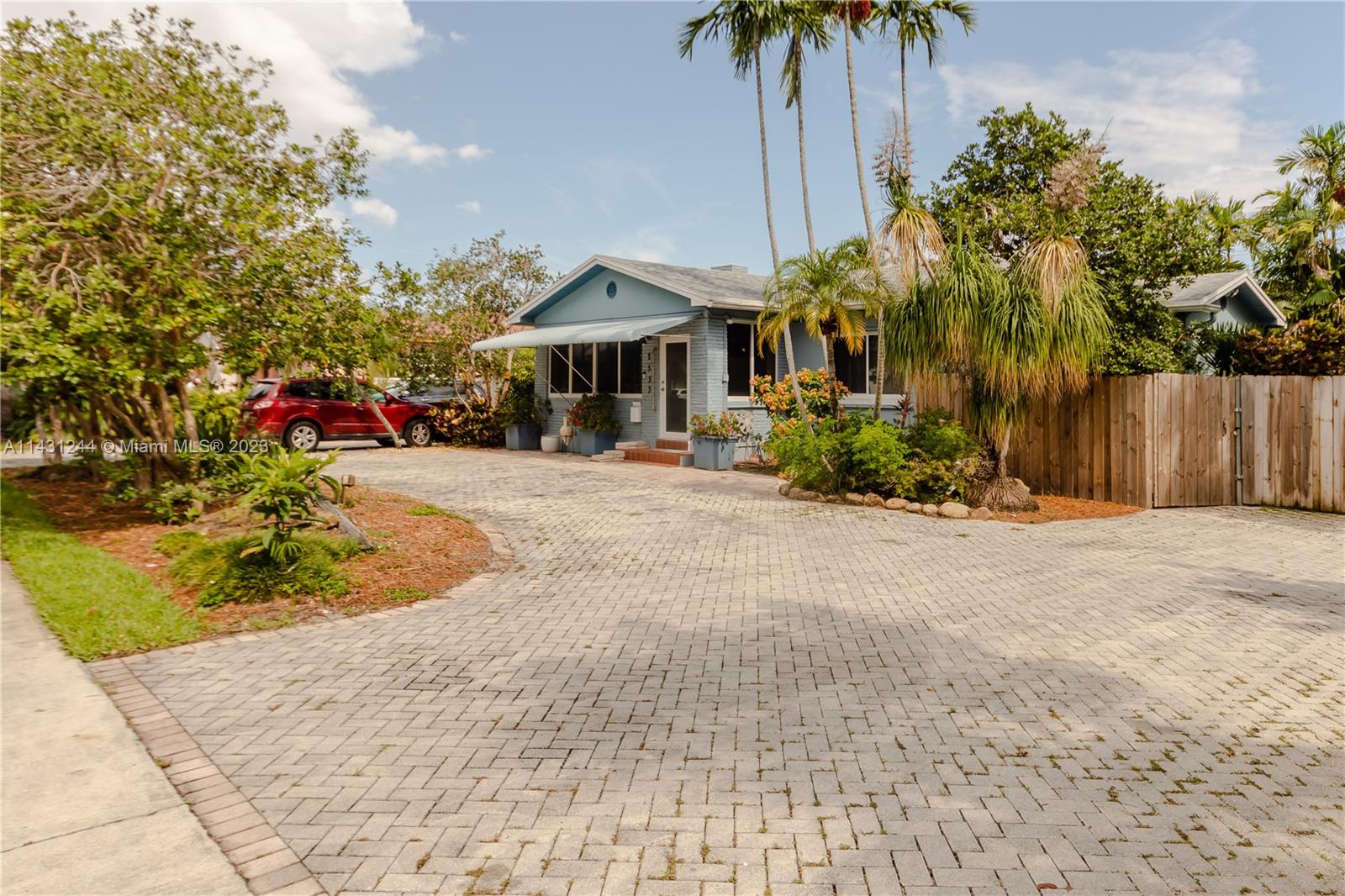 HOLLYWOOD LITTLE RANCHES - Residential