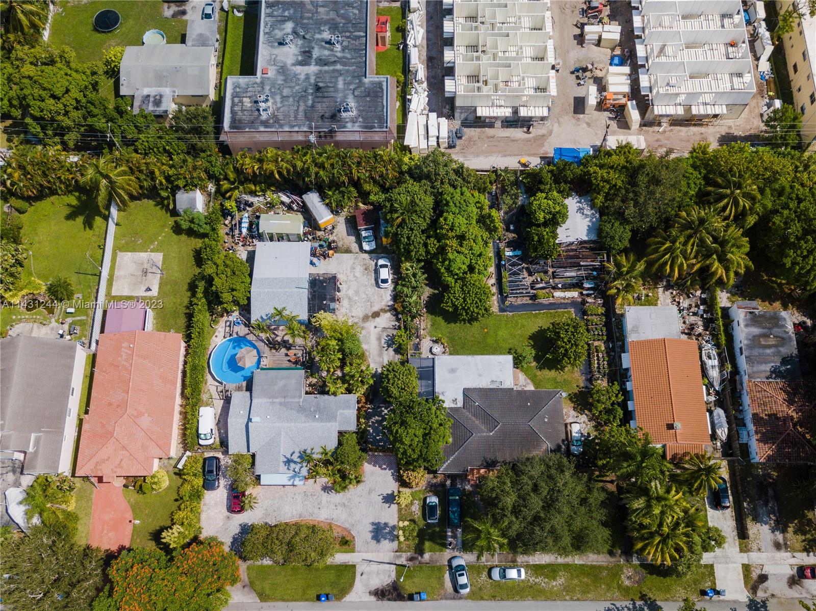 HOLLYWOOD LITTLE RANCHES - Residential