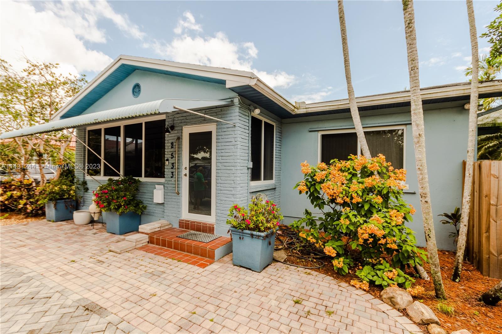 HOLLYWOOD LITTLE RANCHES - Residential