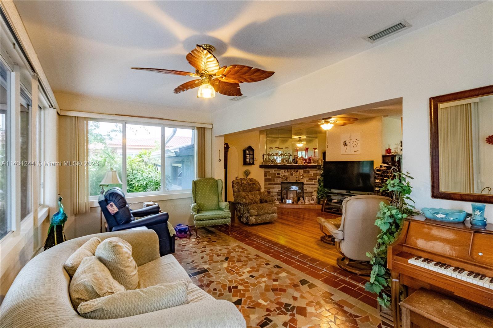 HOLLYWOOD LITTLE RANCHES - Residential