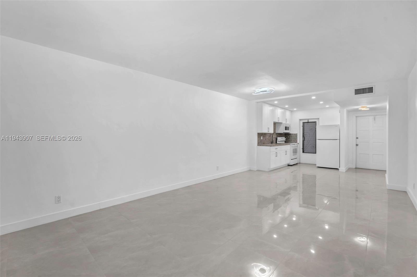 HILLCREST COUNTRY CLUB AP - Residential