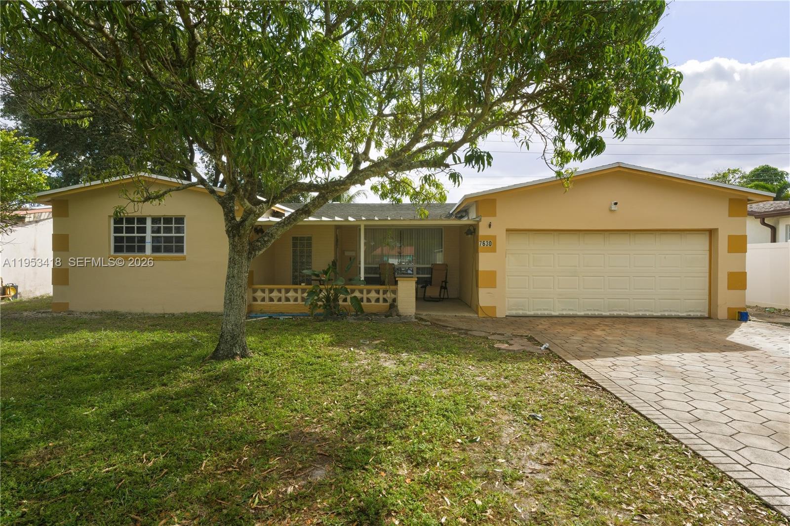 VEY SPACIOUS HOME WITH 2 CAR GARAGE. FORMAL LIVING ROOM, FORMAL DINING ROOM, EAT IN KITCHEN AND DEN OR TV ROOM. KITCHEN IS RENOVATED AND VERY SPACIOU, GRANITE COUNTER TOPS AND BAR STOOL AREA. ENJOY THE VIEW OF THE POOL WHILE COOKING OR FROM THE LIVING ROOM.
BEDROOMS ARE SPACIOUS. WALK IN CLOSET IN THE MASTER.
PARK A BOAT OR 4-6 CARS IN THE DRIVEWAY. NO HOA HERE. HOUSE NEXT DOOR IS SOLD AND RENOVATION WILL START IN JUNE.
NICE BLUE POOL THAT IS SCREENED IN. ALSO, STORAGE SHED IN THE BACK.
CALL LISTING AGENT OR OWNER DIRECTLY FOR SHOWING.