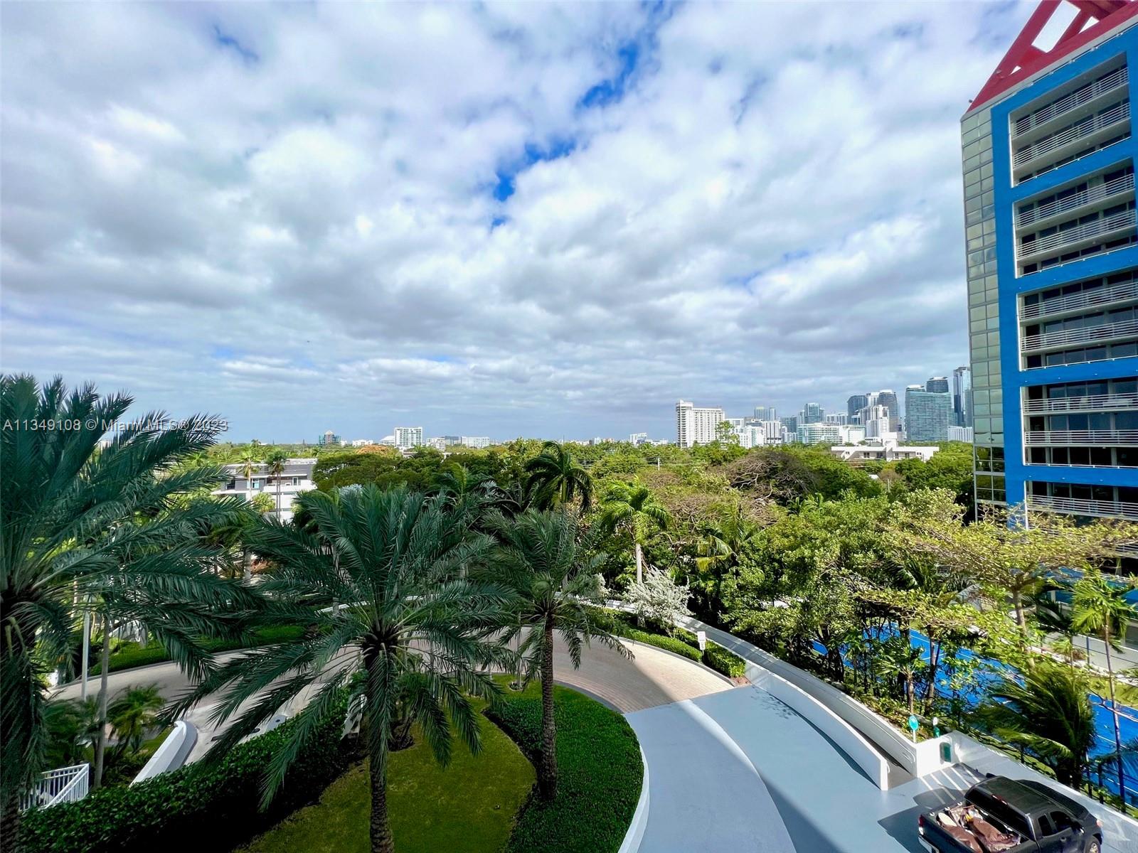 Beautiful 2/2 apartment in a great location. Super spacious bedrooms. Beautiful view of West Brickell. Floor to ceiling windows in the bedrooms. Super luminous, marble social areas and bathrooms; tile flooring throughout the bedrooms. Awesome amenities: tennis court, marina, children play room, dog park. Best location at Brickell residential.
