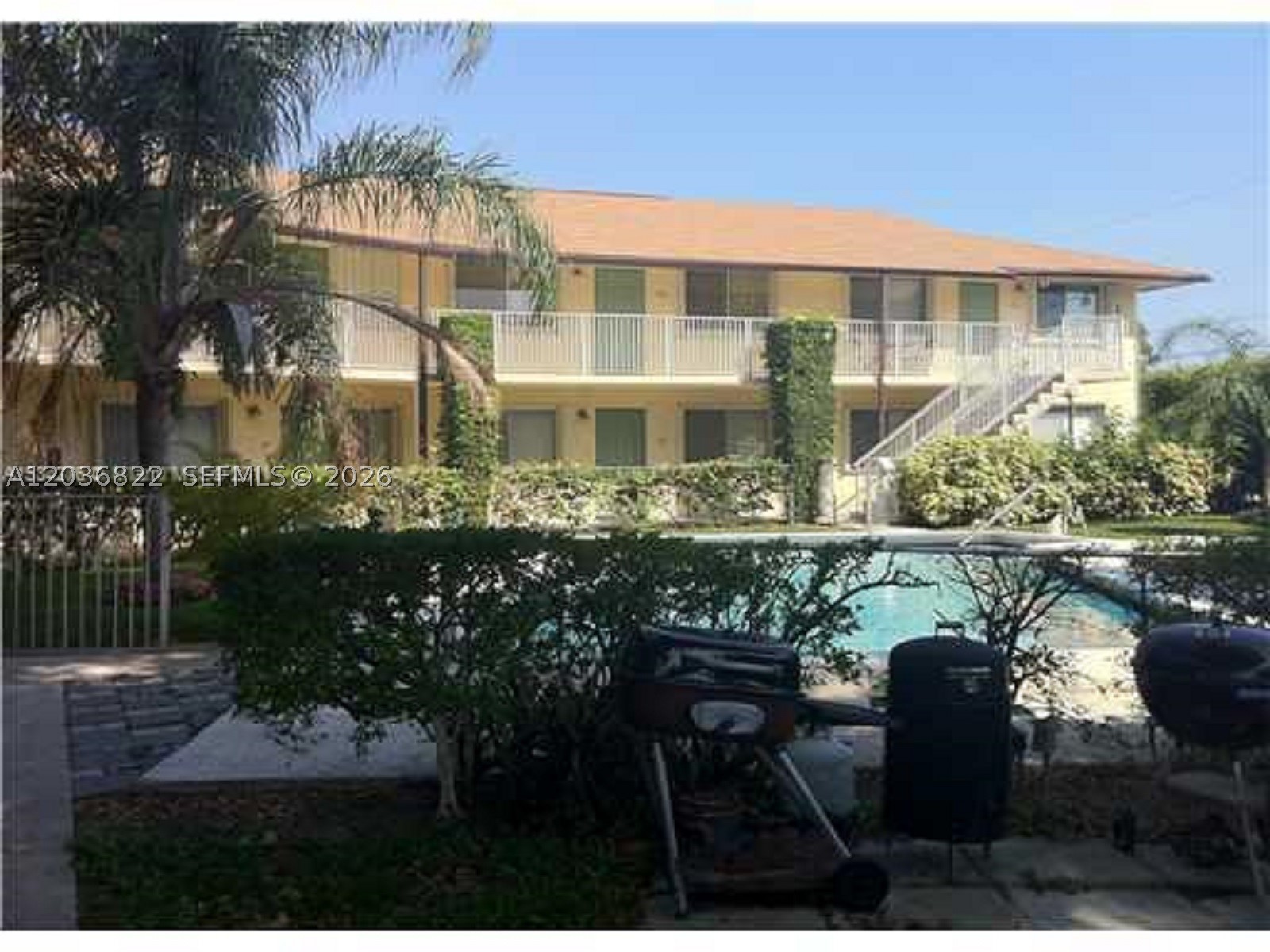 Small garden condo complex, spacious 2 bedroom 2 bath with designer updates. All new baths and oversized kitchen with quartz countertops. stainless appliances including washer/dry combo. All new tile floors. Pets ok.